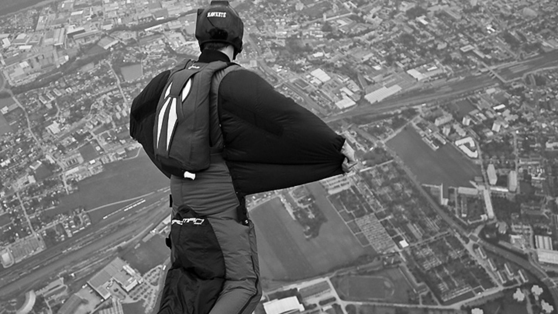 Fallschirmspringer mit einer Wingsuit beim Sprung aus einem Helicopter