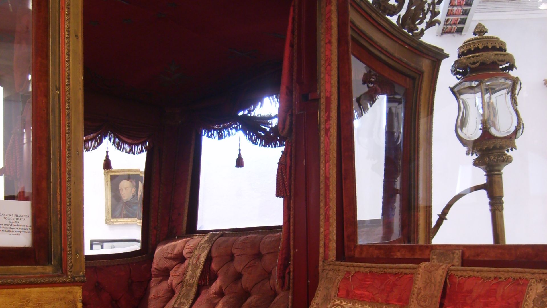 Interior de una carroza francesa policromada. Siglo XIX. Se usaba para llevar el Santísimo en el día de Corpus Christi en la Plaza Mayor de Santiago. Salía desde la Catedral de Santiago acompañada por incensarios. Carroza ubicada en el Museo del Carmen de