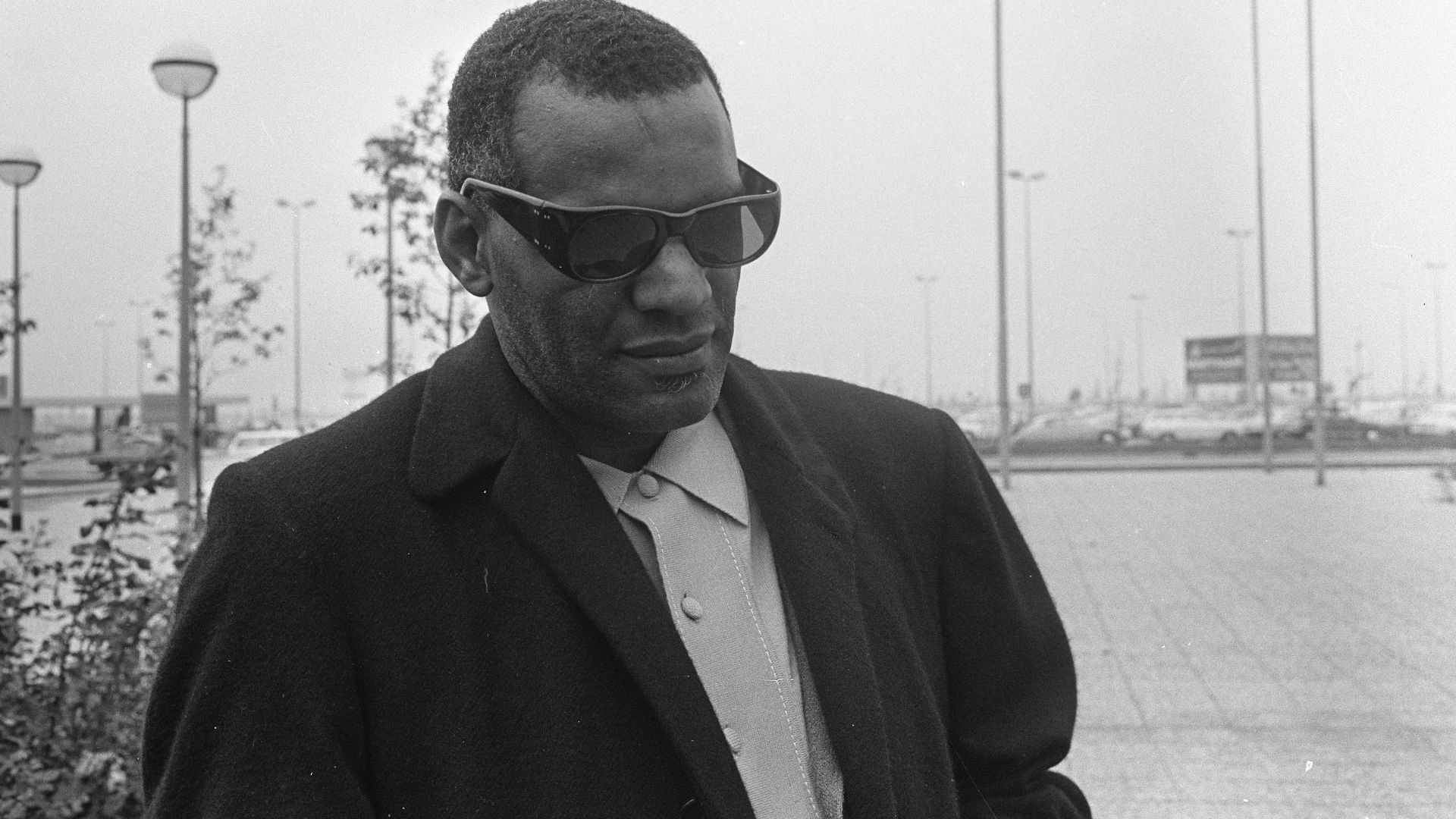 Collectie / Archief : Fotocollectie Anefo
Reportage / Serie : [ onbekend ]
Beschrijving : Aankomst Ray Charles (kop) op Schiphol Ray Charles
Datum : 5 oktober 1968
Locatie : Noord-Holland, Schiphol
Trefwoorden : KOPPEN, aankomsten
Persoonsnaam : Charles, 