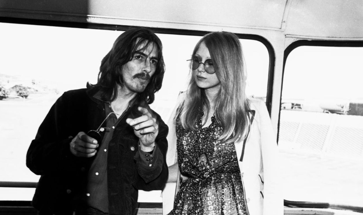 Le départ de France de George Harrison avec son épouse, Pattie Boyd, en 1969.