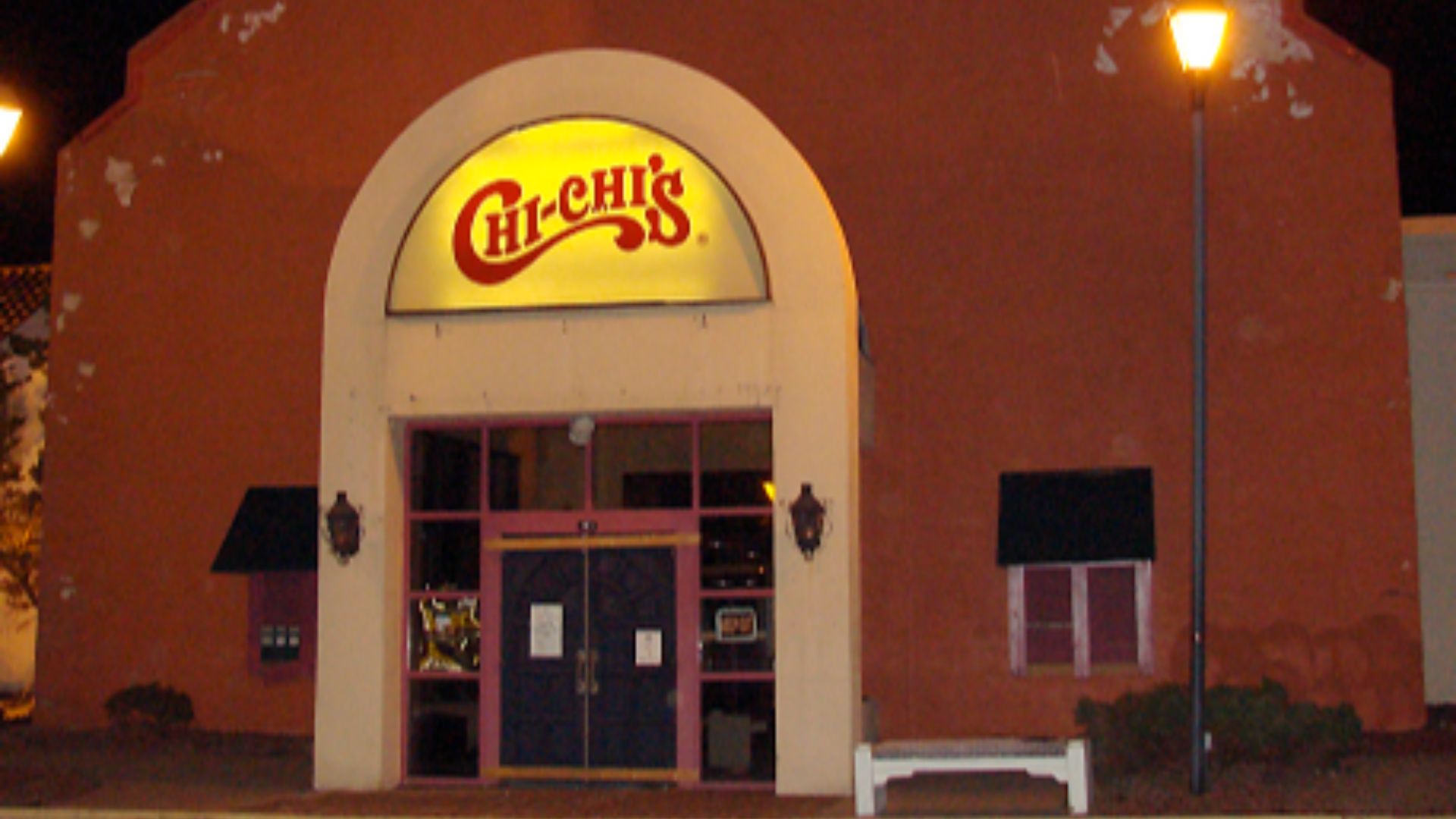 Photo of a shuttered Chi-Chi's Mexican Restaurant taken by Nostaljack on a digital camera.