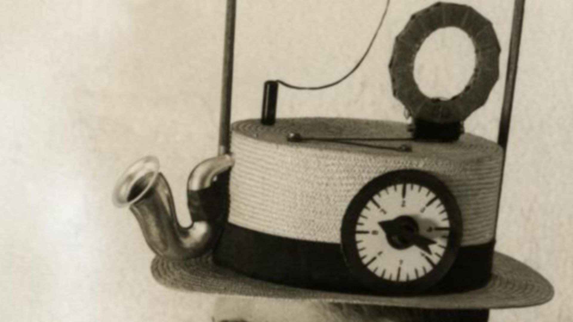 Nationaal Archief / Spaarnestad Photo / Het Leven / Fotograaf onbekend, SFA022812804.
Draagbare radio in een strohoed, gemaakt door een Amerikaanse uitvinder. Verenigde Staten van Amerika, Plaats onbekend, 1931.
Portable radio in a straw hat, made by an A