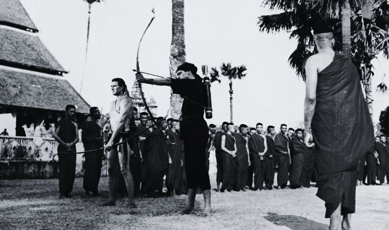 Gettyimages - 1262801961, Tarzans Todesduell, (TARZAN'S THREE CHALLENGES) USA, 1963, Regie: Robert Day, JOCK MAHONEY (li), Stichwort: Bogen, Schießen, Mönch, Buddhist.