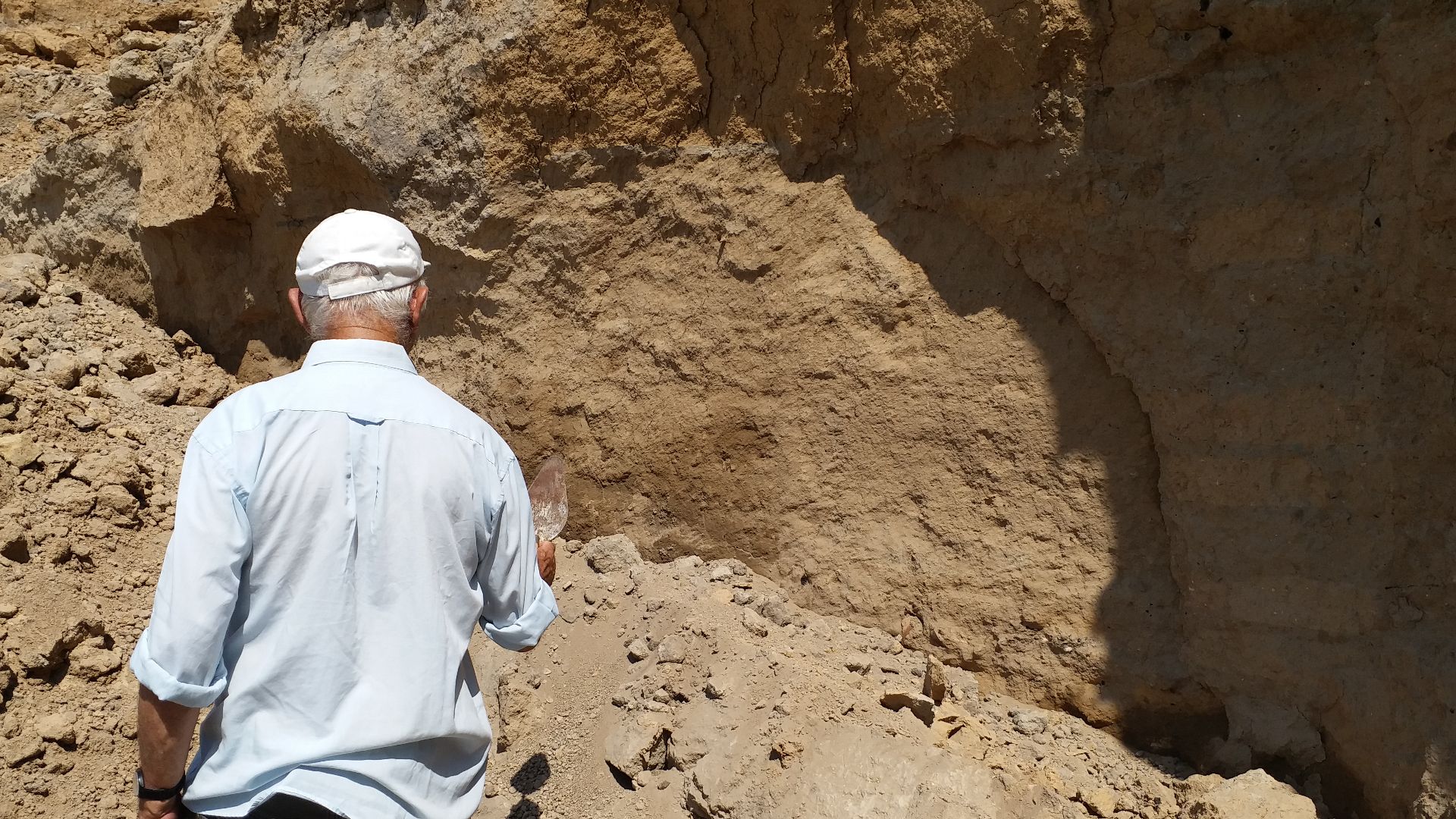 A picture of the remains of the walls of a Canaanite village when the Canaanites first came to Palestine in 3500 BC. This location is called: Tell al-Sakan. It is located 3 km south of Gaza City, in the south of the Palestinian coast. They are unique imag