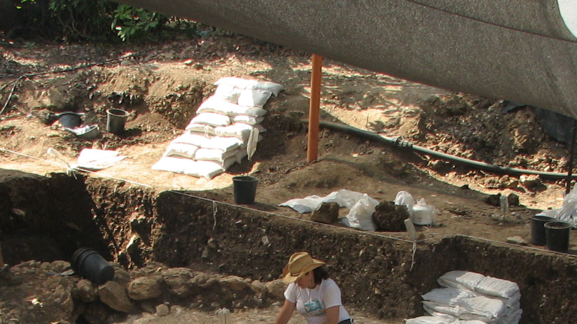 Tell Kabri, is an archaeological site on the grounds of Kibbutz Kabri, near the city of Nahariya, Israel, The tel contains the remains of a Canaanite city from the Middle Bronze Age
תל כברי הוא אתר מתקופת הברונזה בשטח החקלאי של קיבוץ כברי.

חפירות ארכאולו