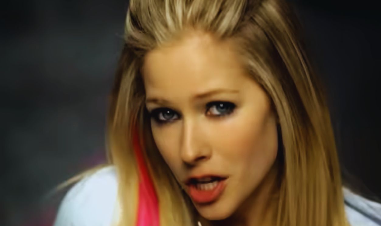 Screenshot from Avril Lavigne - Girlfriend (Official Video) 