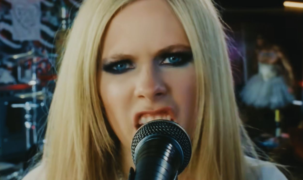  Screenshot from Avril Lavigne - Bite Me (Official Video) 