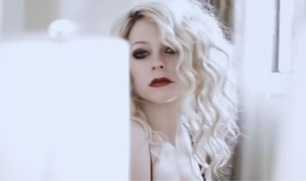 Screenshot from Avril Lavigne - Goodbye Lullaby 