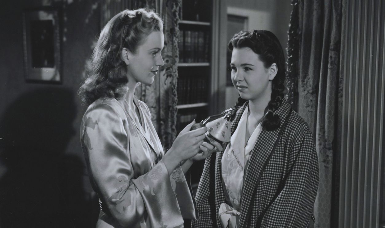 Screenshot from Small Town Deb (1941) 