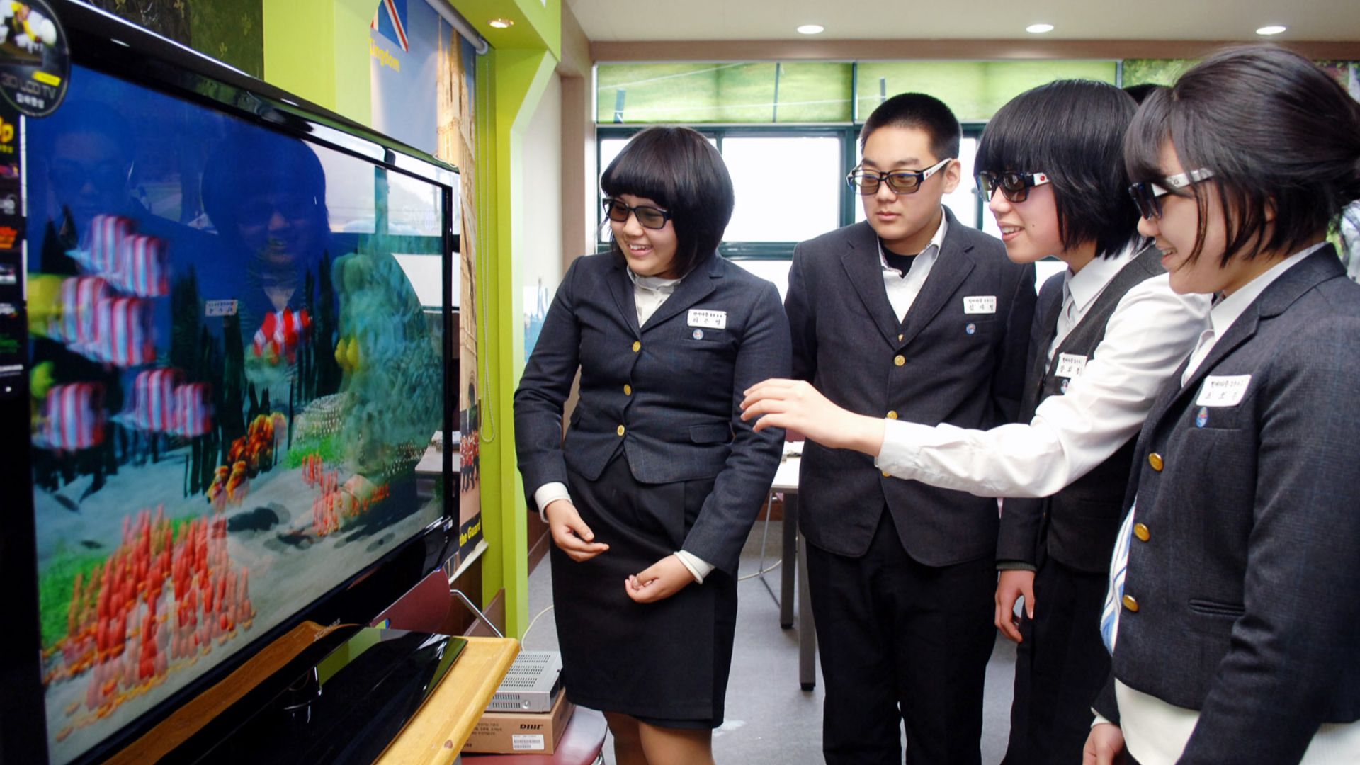 10일 부산 한바다중학교 '3d영어전용교실'에서 학생들이 Lg전자의 3d tv로 영어교육방송을 시청하고 있다.