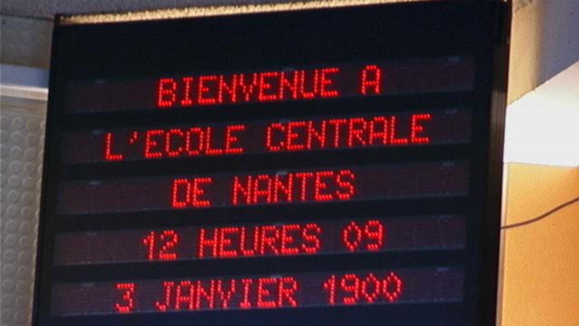 Year 2000 Bug： the sign indicates January 1900 instead of January 2000