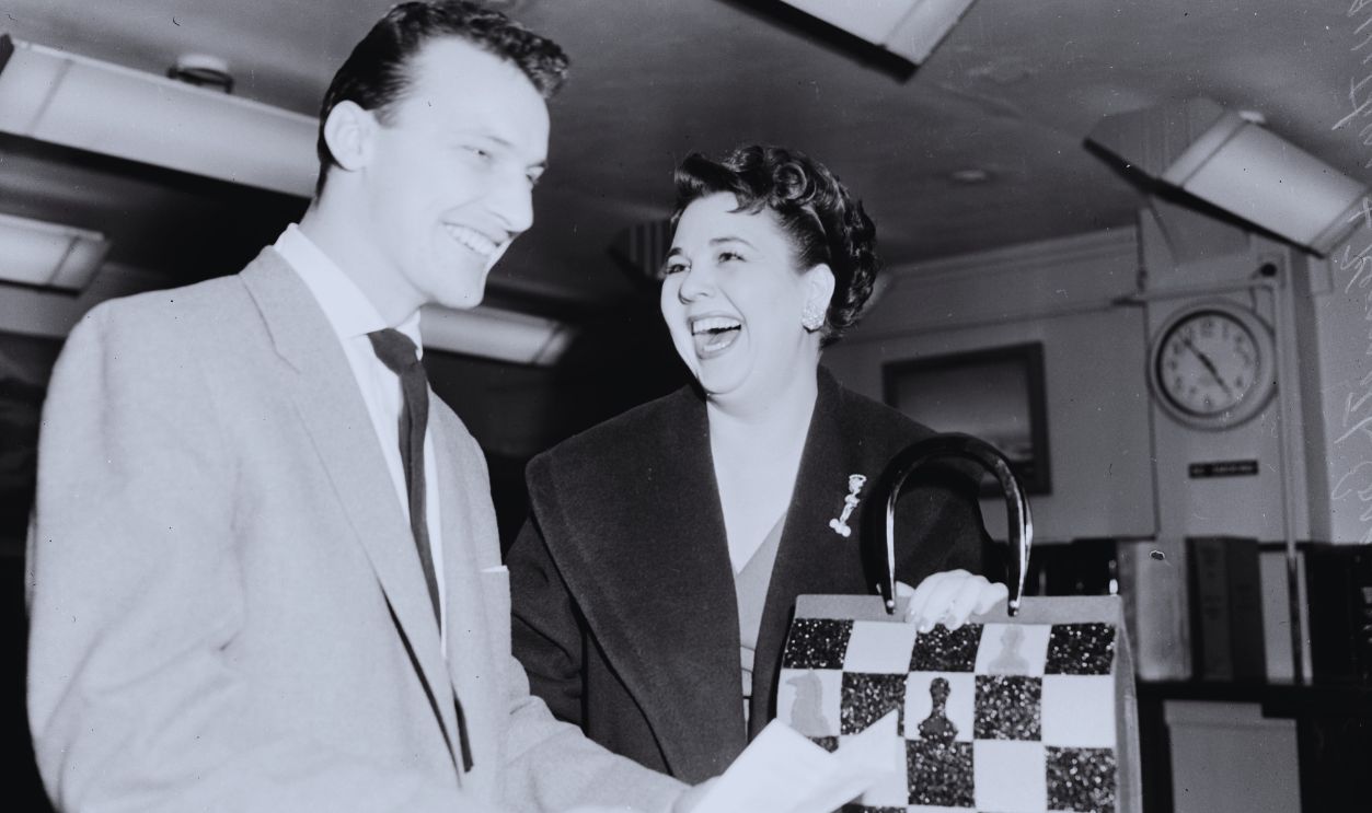 Gettyimages - 1048714986, Marriage License Buereau, 18 October 1955. Jane Withers;Kenneth Errair.;Caption slip reads: 'Date: 1955-10-18 Reporter: Keating. Assignment: Marriage License Bureau. 54-72-73: Actress Jane Withers and Kenneth Errair'.. 
