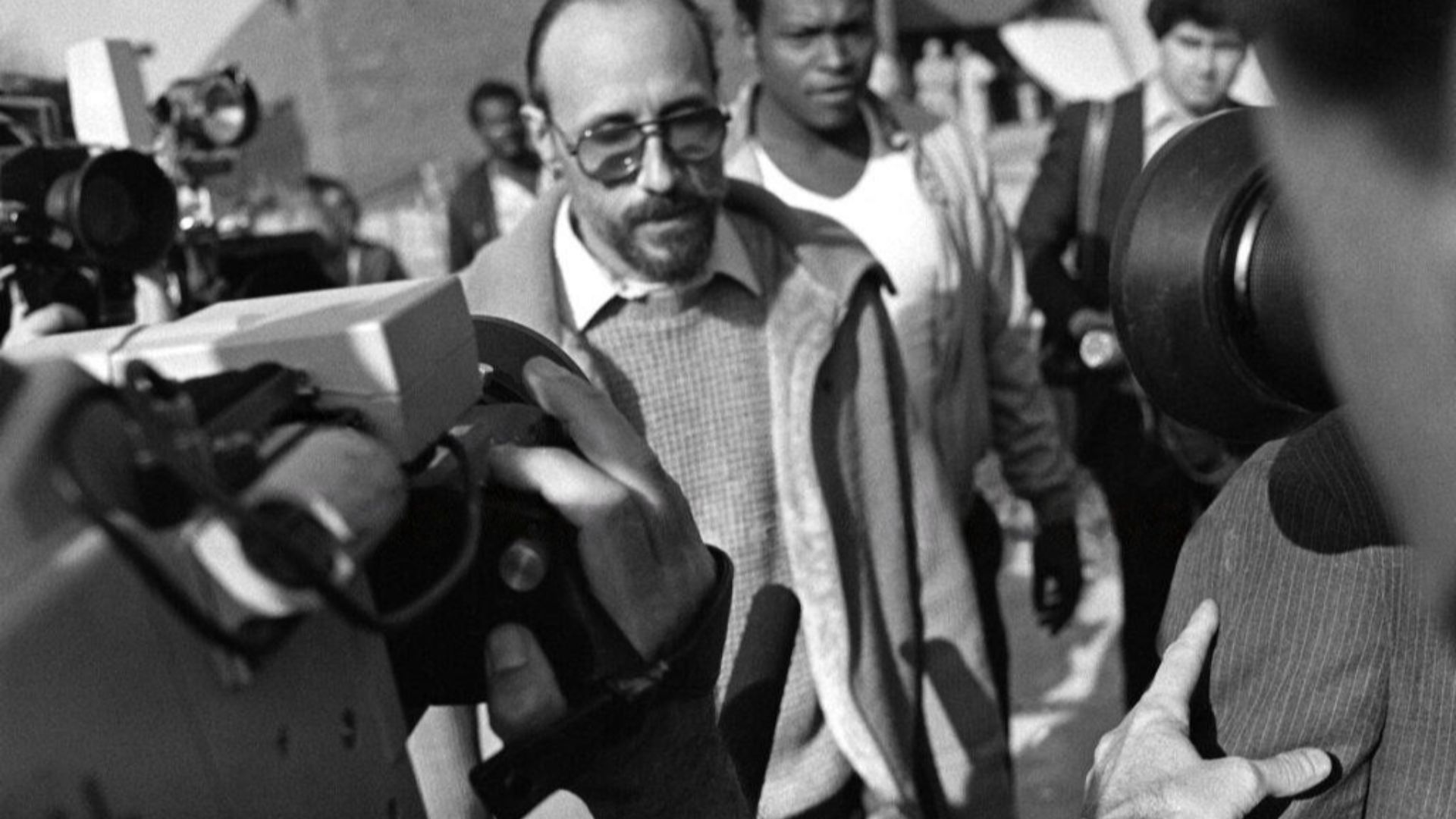 Roger Arnold leaves a Chicago court during the Tylenol deaths investigation