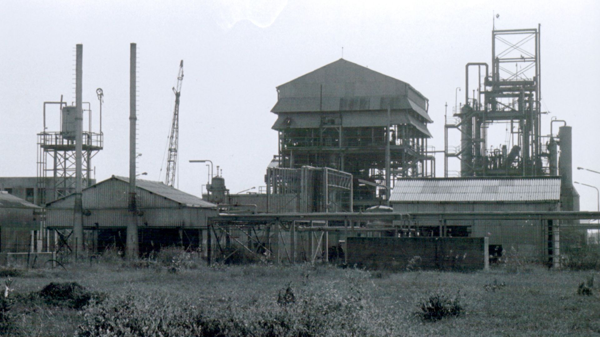 Exterior view of the Union Carbide pesticide factory in Bhopal, India, scene of the world's worst industrial disaster in 1985.
Interior shot of the factory before it was stripped of some of its most valuable components and subsequently abandoned to the el