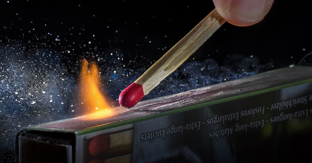 Friction of a match on a scraper captured in high speed using an automated camera. The Open Flash technique was used: the triggering of the flashes was controlled by a vibration sensor (piezzo) with a delay of 20 ms. Capture speed of approximately 1/35000