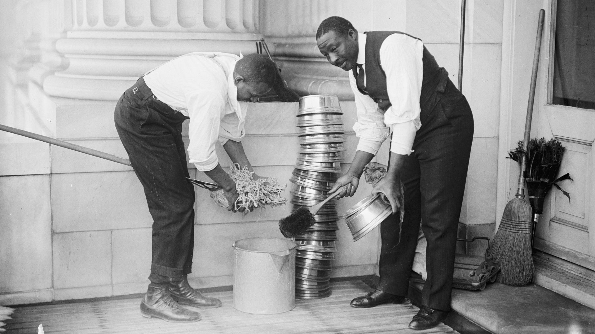 File:CapitolSpittoonCleaning1914.jpg