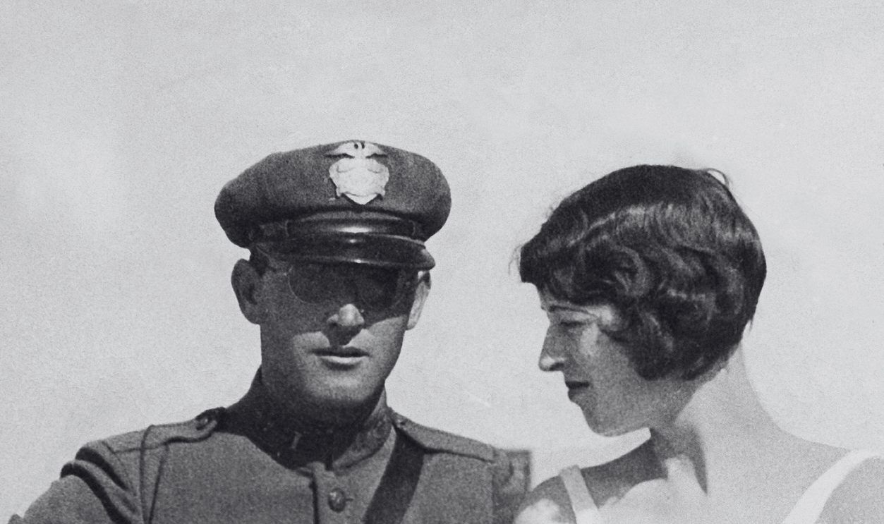 The USA in the 1920ies A woman in the U.S is getting arrested because of wearing an inappropiate swimsuit (too short) - 1929 - Vintage property of ullstein bild
