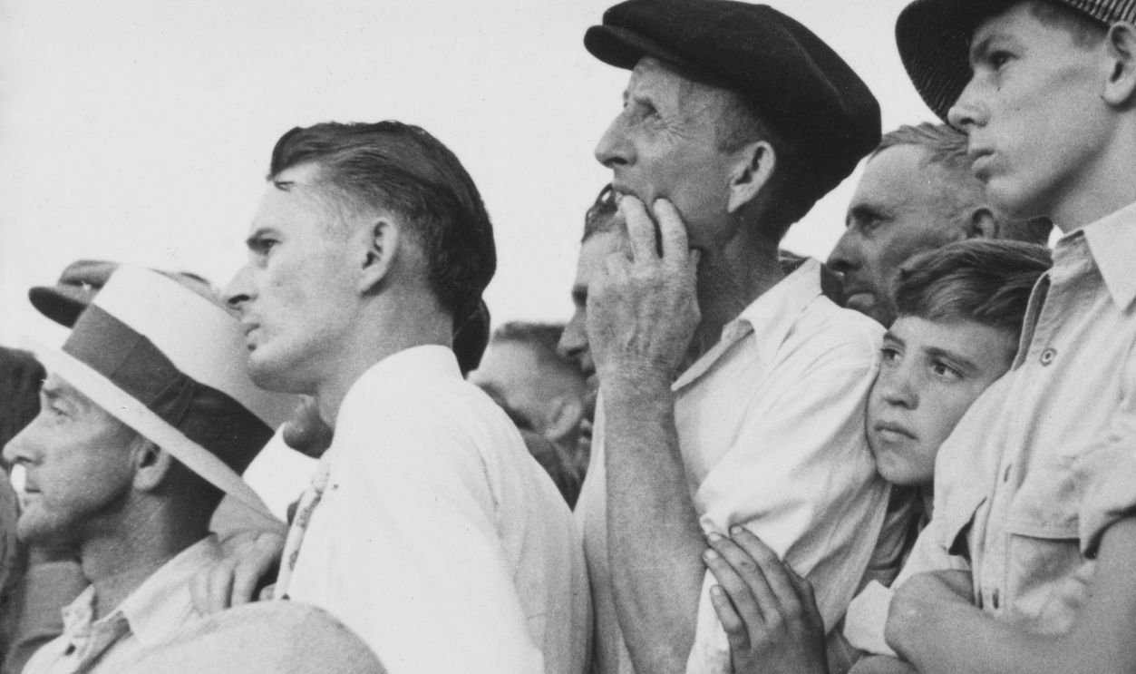 Final Public Execution In The USA A child peers through a group of people among the crowd of approximately 20,000 people who had gathered to witness the public hanging of Rainey Bethea in Owensboro, Kentucky, 14th August 1936. Errors made in the Bethea execution embarrassed members of the Kentucky legislature resulting in Bethea becoming the last person to be publicly executed in the United States.