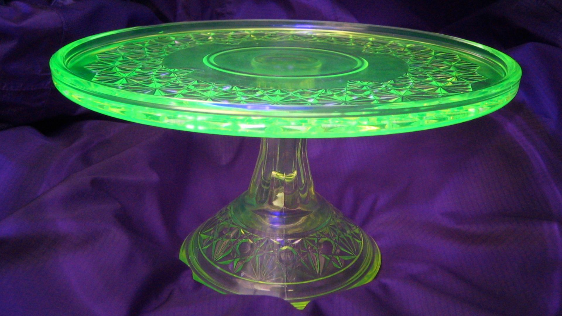 File:U glass with black light.jpg