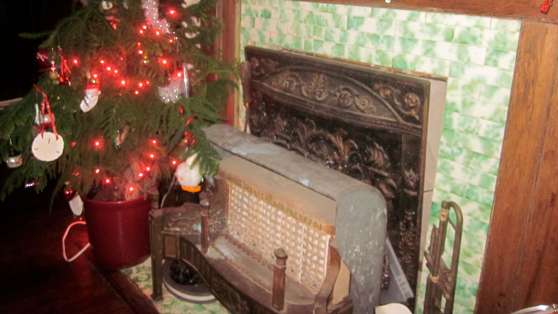 These type of gas heaters used to be quite common in New Orleans. 
New Years Day at the Oriental Fox-Trot Museum, New Orleans