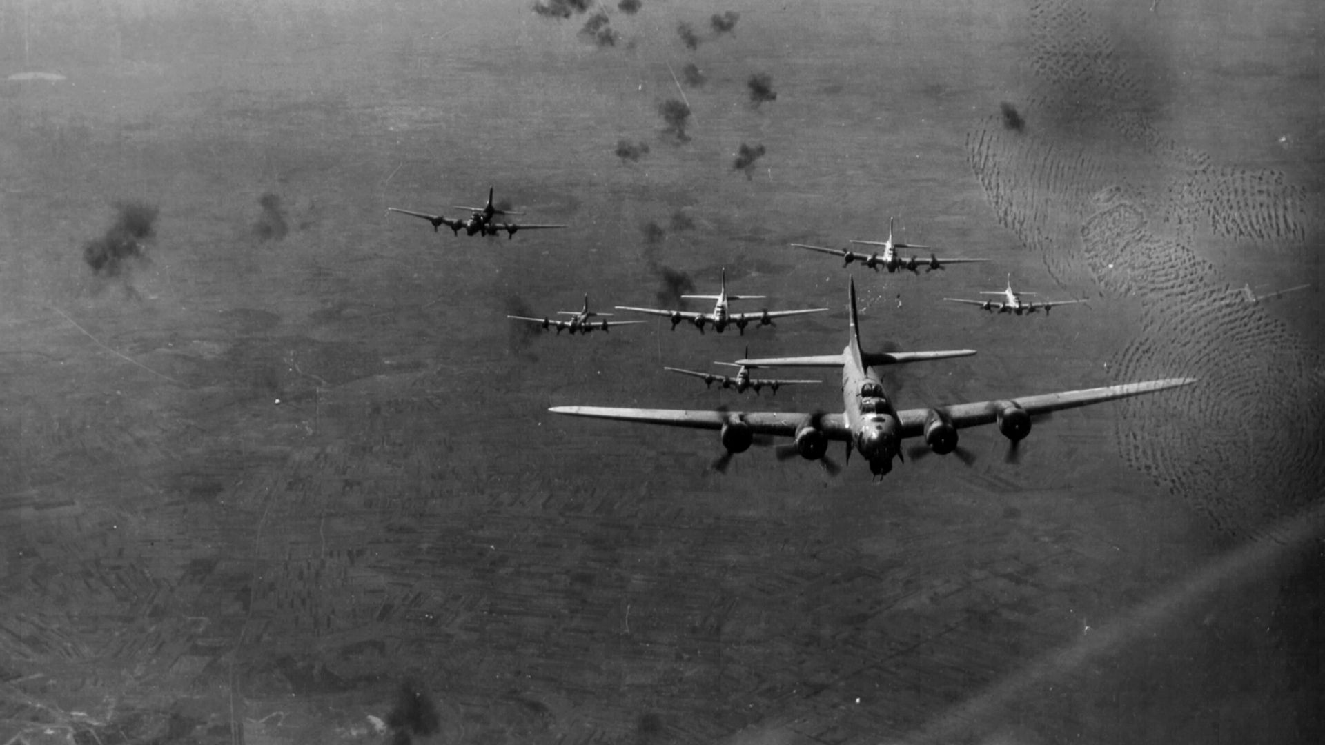 a város térsége 1944. szeptember 21-én. B-17 Flying Fortress bombázógépek köteléke légvédelmi tűzben.
