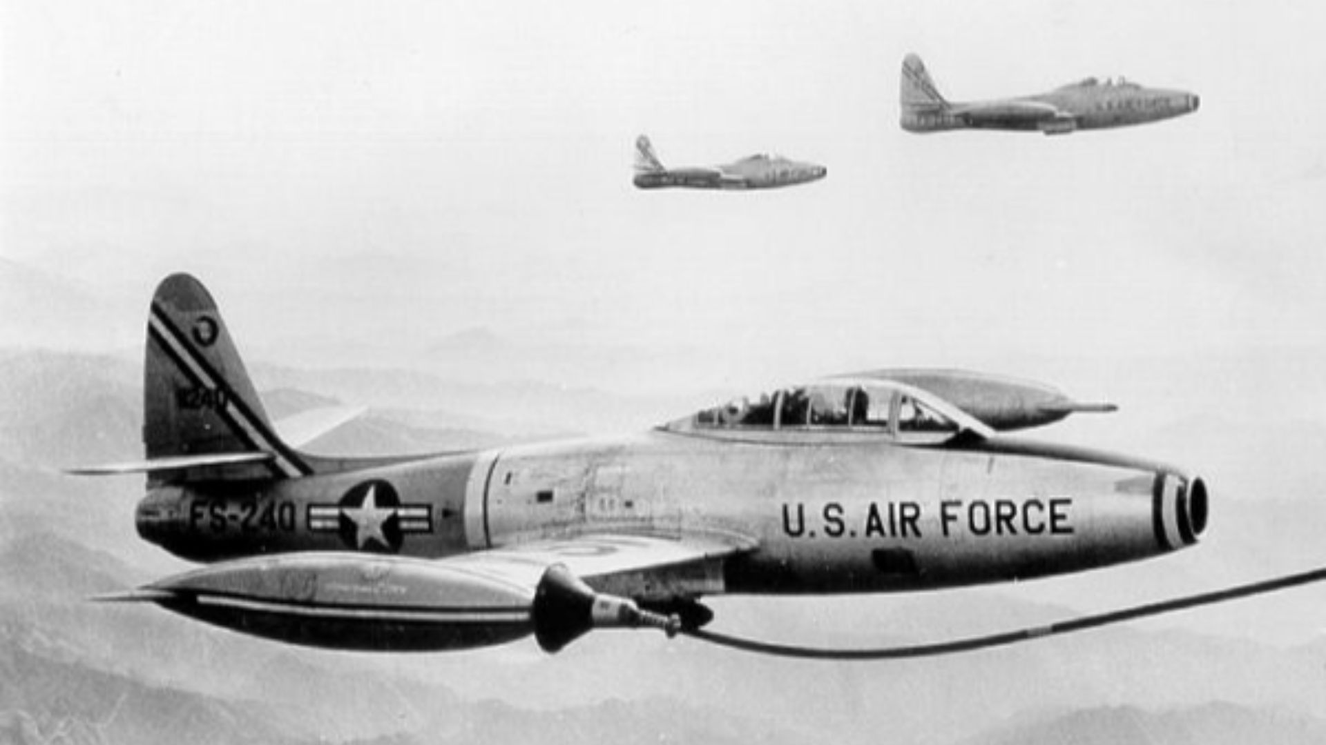 F-84G-25-RE Thunderjet serial 52-3249 of the 9th FBG/49th Fighter-Bomber Group being refueled over Korea, 1953.