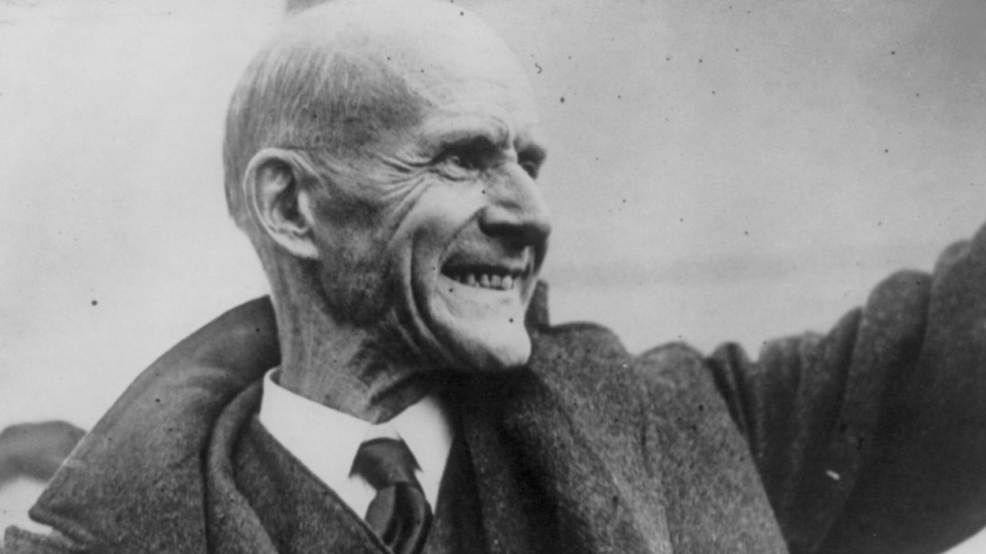 Eugene V. Debs leaving the Federal Penitentiary in Atlanta, Georgia, on Christmas Day 1921. He had been imprisoned in 1918 under the Sedition Act, for giving a speech against participation in the First World War. President Warren G. Harding commuted his s
