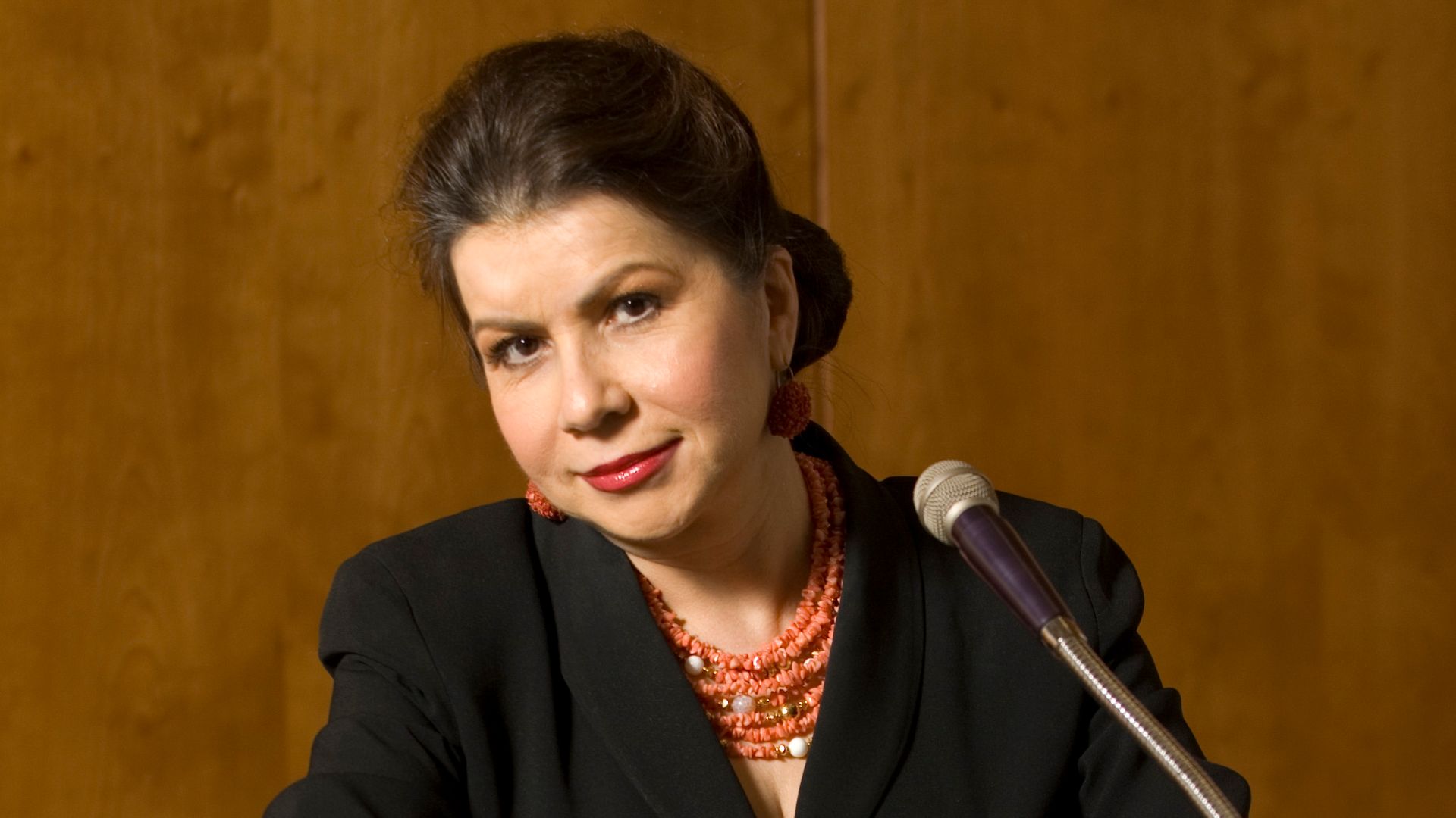 carmen reinhart giving a speech in the university of maryland