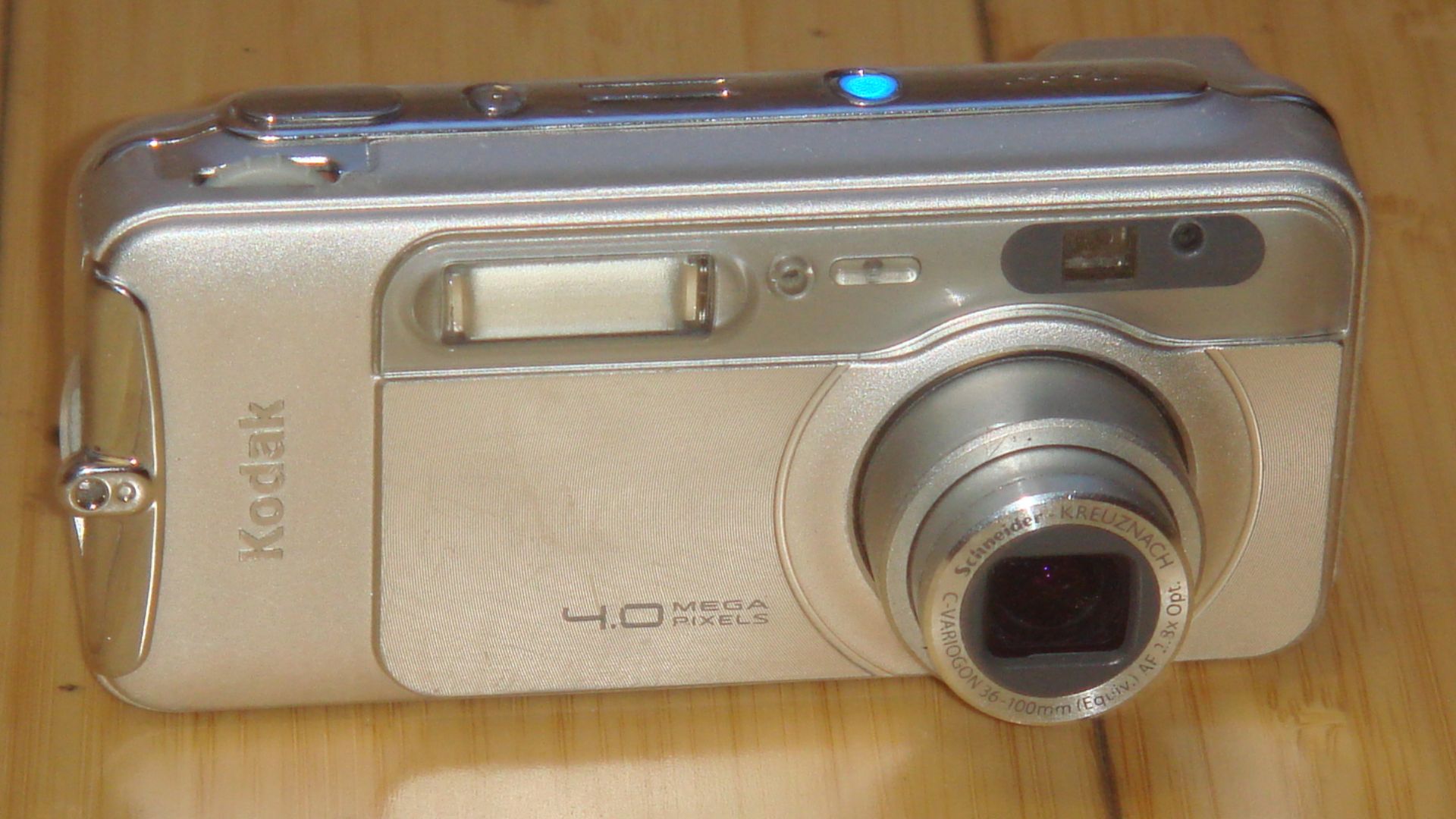 This is a Kodak EasyShare LS743 digital camera, and is from 2004.[1]
