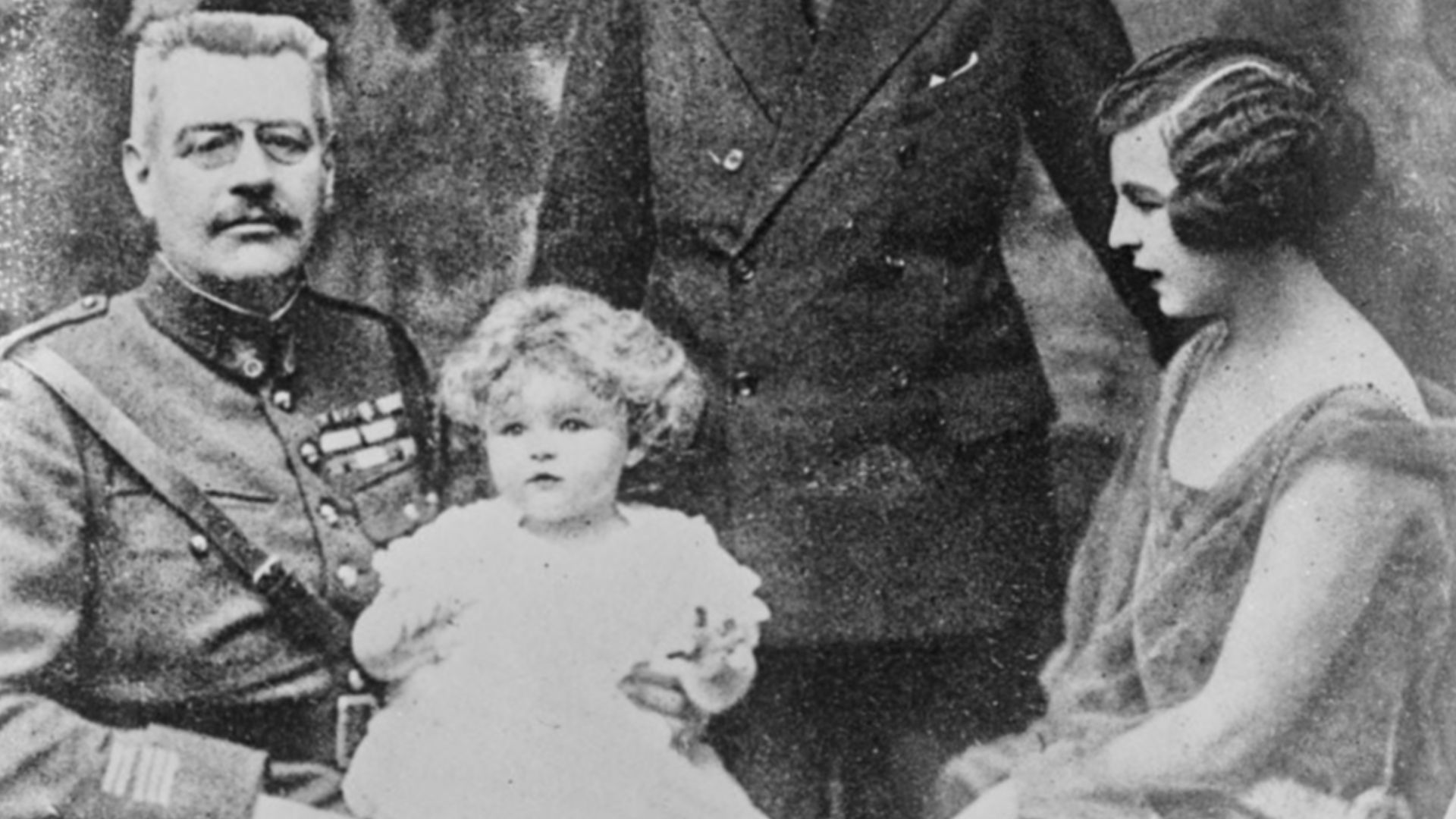 Prince Louis de Monaco [tenant sur ses genoux sa petite-fille] la princesse Antoinette [veillée par ses parents] le duc et la duchesse de Valentinois : [photographie de…
Sujets : Grimaldi, Pierre (1895-1964) -- Portraits / Charlotte (1898-1977 ; princesse