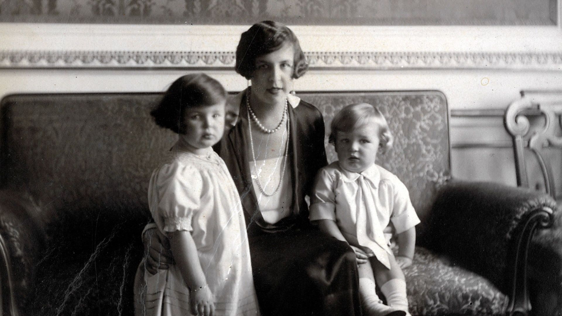 Omschrijving: Vorstenhuizen : Koningshuis Monaco : Prinses Charlotte met haar kinderen, prinses Antoinette en prins Rainier. 1927.