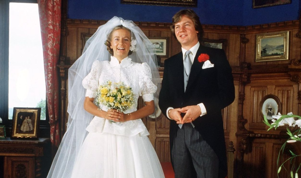 Ernst August, Prince of Hanover, marries the bourgeois Swiss millionaire's daughter Chantal Hochuli on 30.8.1981 at the family seat of the Guelphs at Marienburg Castle, contrary to all customs - and the house law. On 23.1.1999 he said yes to Princess Caroline of Monaco. The civil ceremony took place in the greatest secrecy. Reporters and onlookers had waited in vain for official information in front of the palace throughout the day. It was not until the evening that Prince Rainier III published a statement. Caroline's three children, her brother Prince Albert, her aunt Antoinette and Ernst August's two sons were present at the ceremony. The bride wore a grey, double-buttoned and high-necked costume, Ernst August a black single-breasted suit and a light grey shirt with an anthracite-iridescent tie. Princess Stefanie, the 
