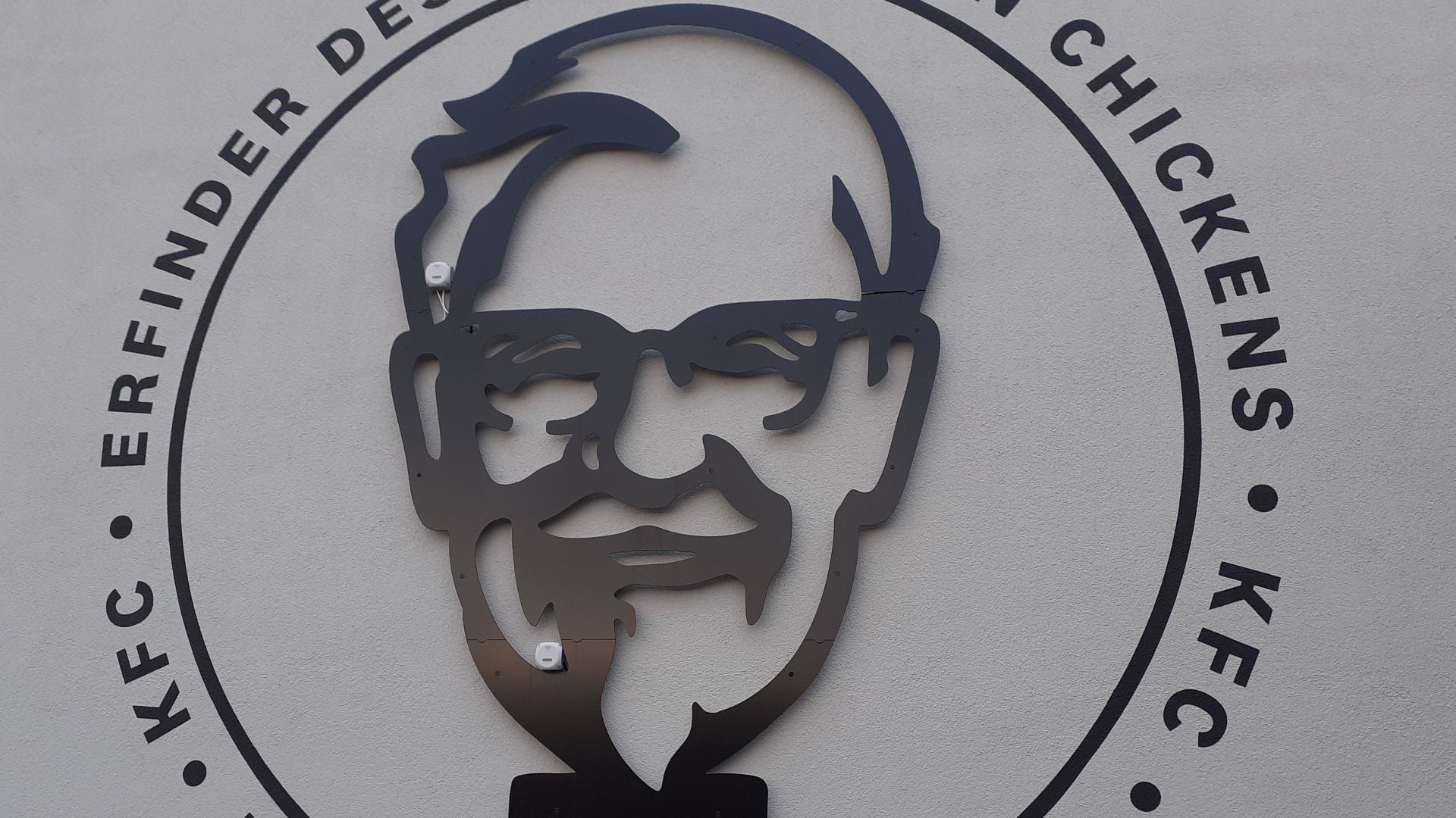 Eine Colonel Grafik an der Außenseite eines KFC Restaurants