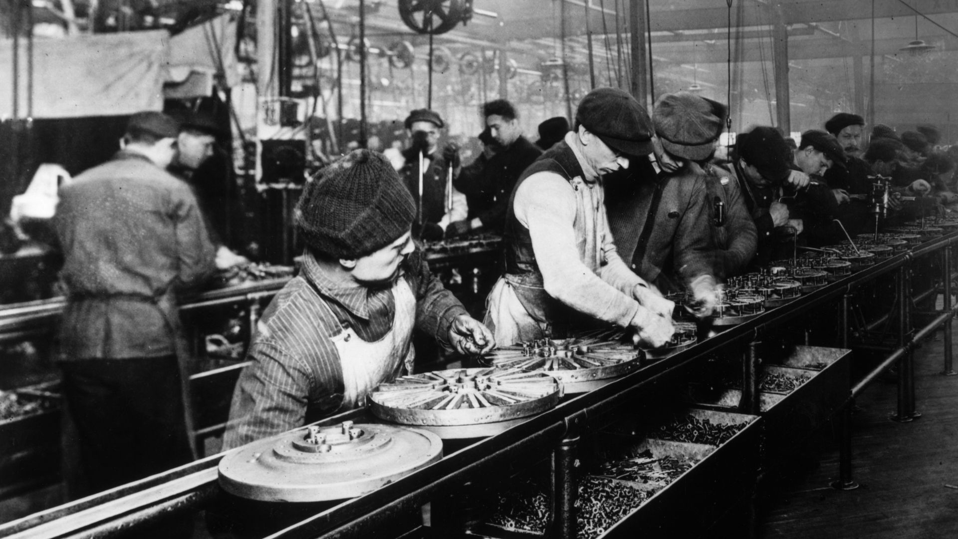 Конвейерная линия Генри Форда (фото 1913 года).