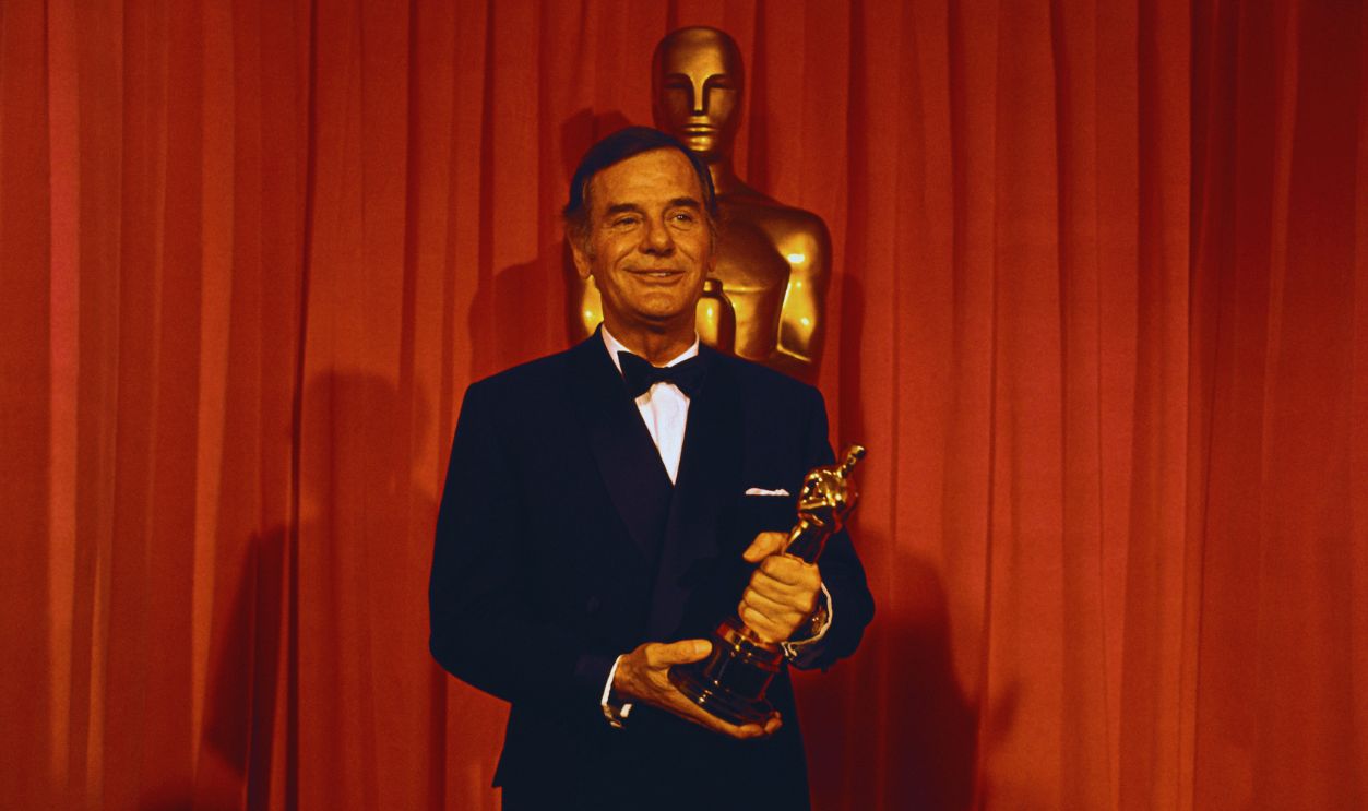 Gettyimages - 515044910, Gig Young Holds Oscar