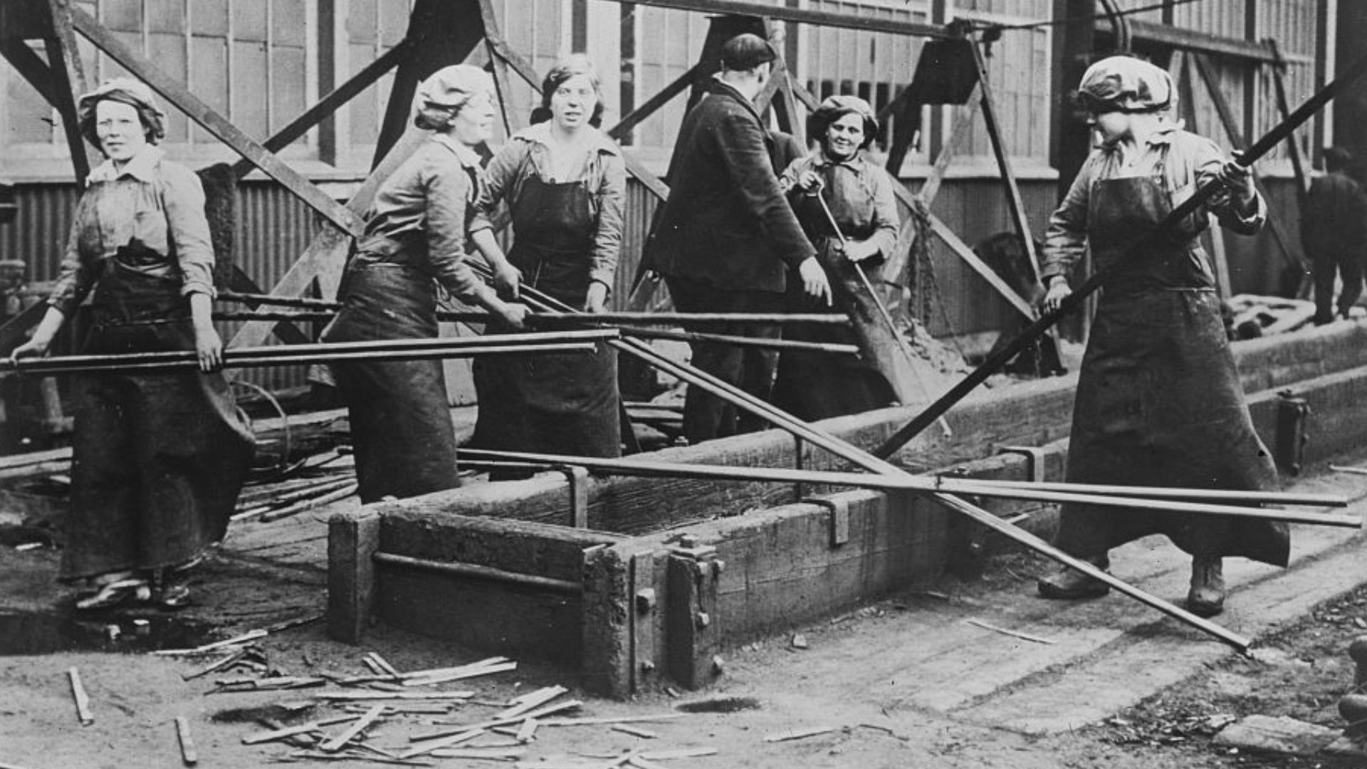 Photographs supplied by C.N., UK. (Bain News Service, publisher USA)
English women in shipbuilding yards
[1916]
1 negative : glass ; 5 x 7 in. or smaller.
Notes:
 Title from data provided by the Bain News Service on the negative.
Forms part of: George Gra