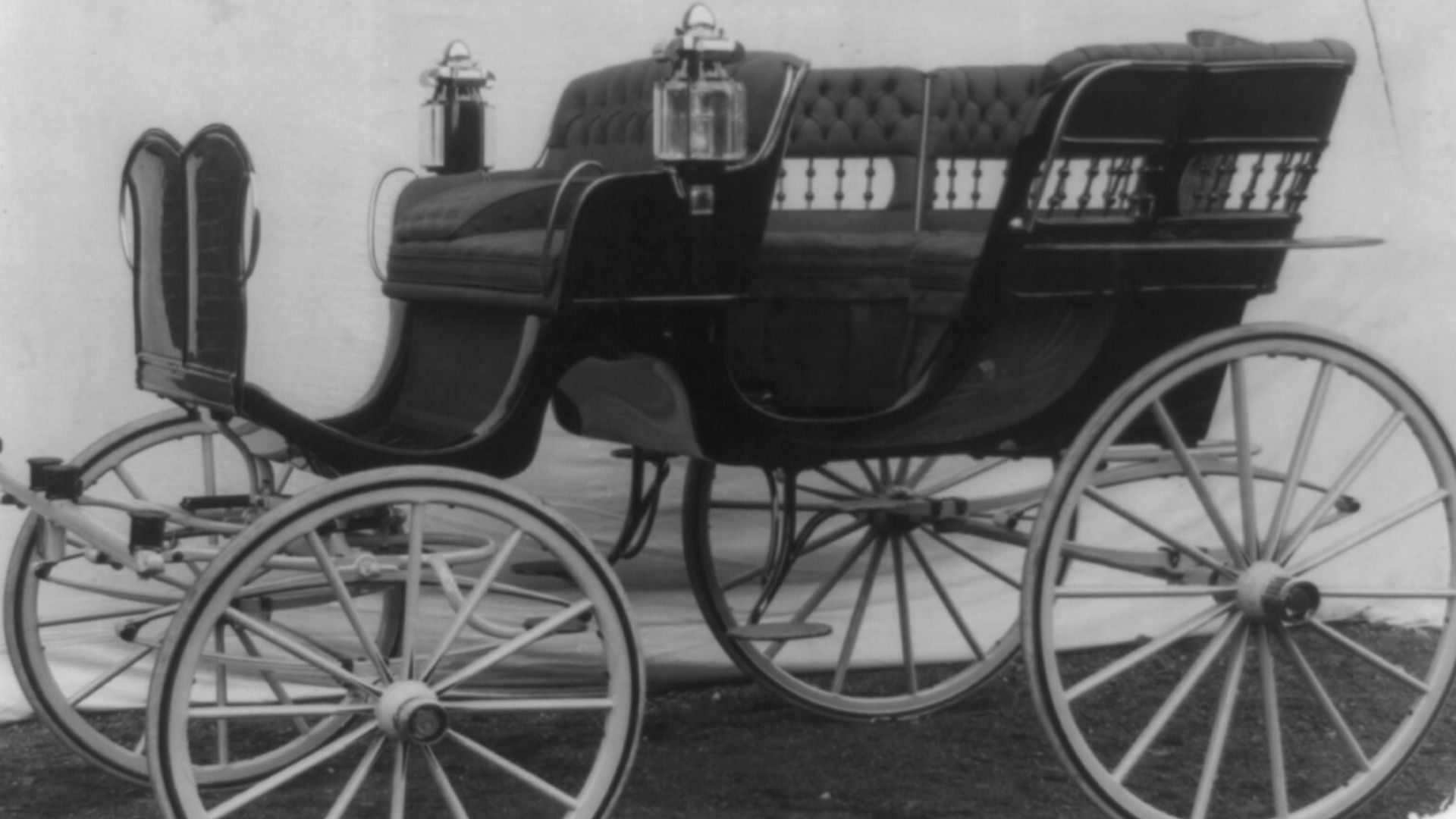 Title: Carriage manufactured by the Columbus Buggy Co., Columbus, Ohio
Abstract/medium: 1 photographic print.