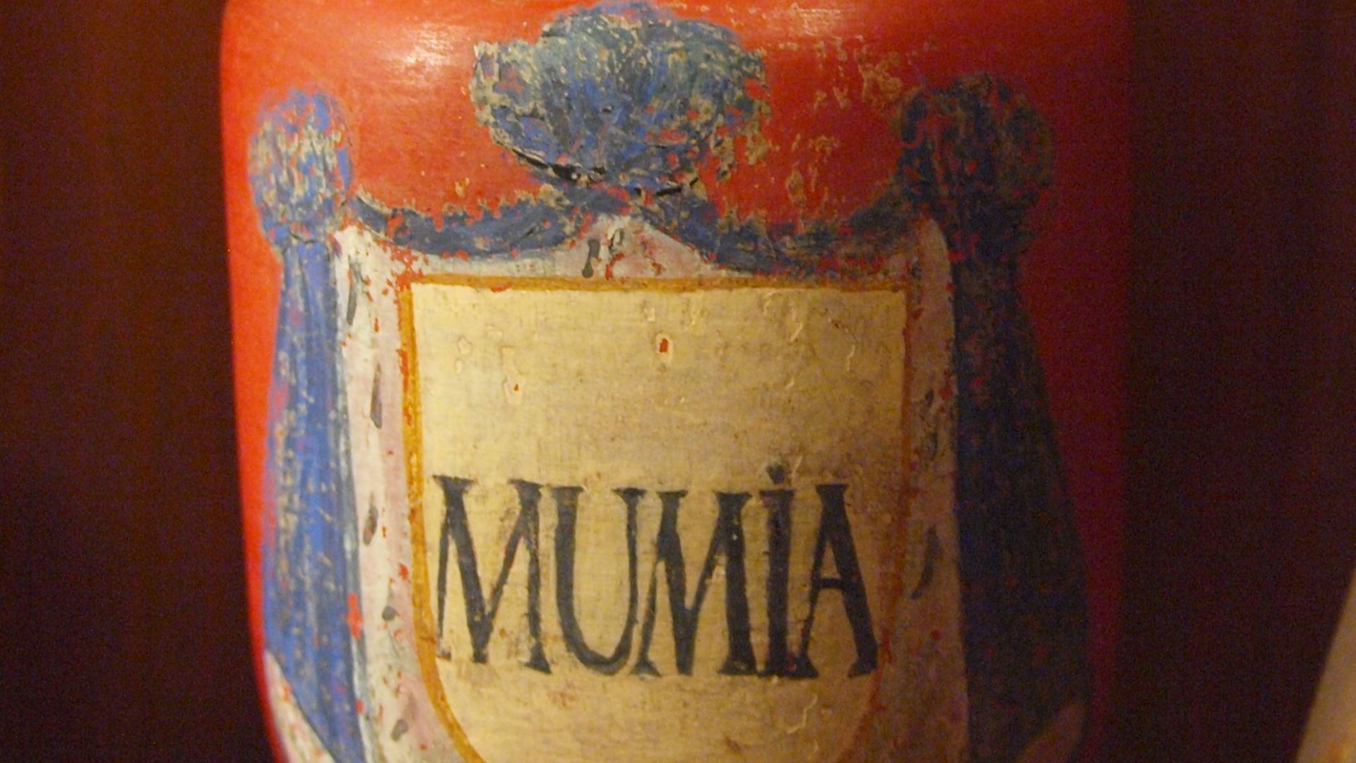 Apothecary vessel (albarello) with inscription (MUMIA) dating to 18th century at Deutsches Apothekenmuseum Heidelberg, Germany.