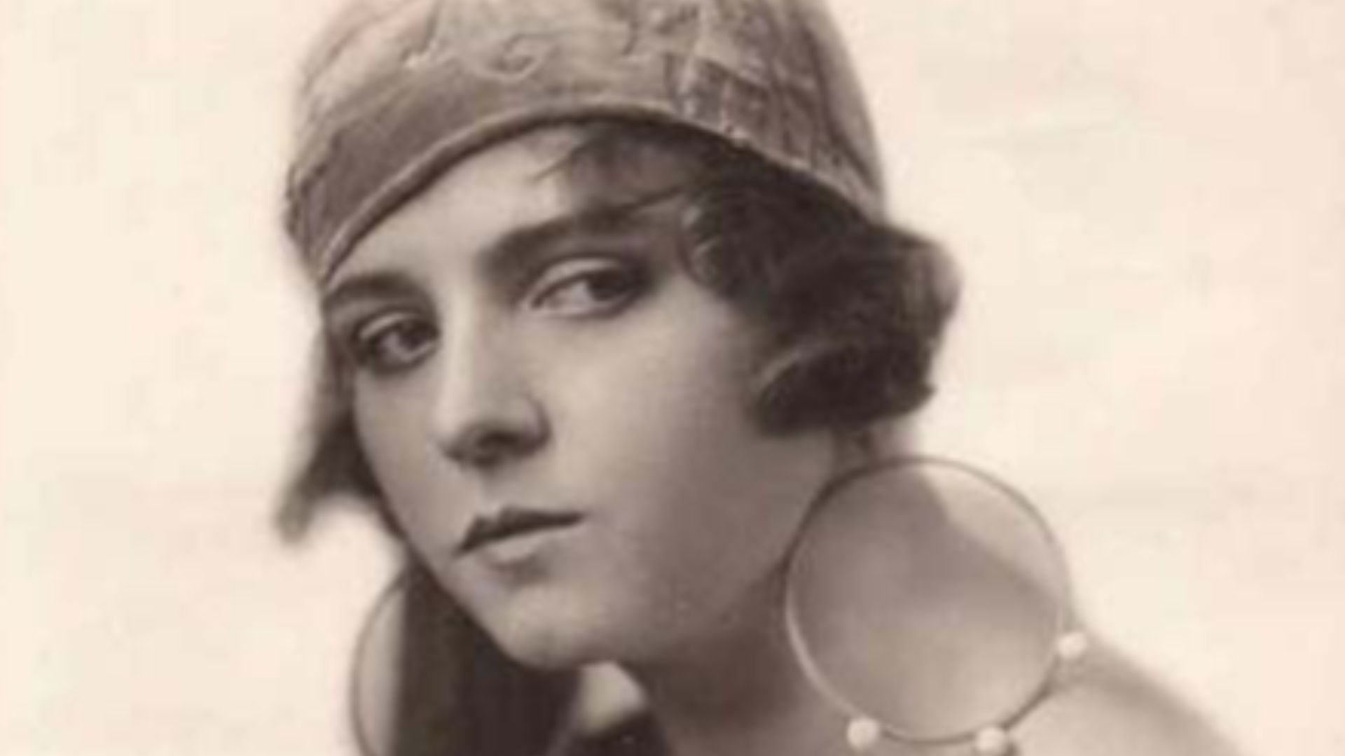 A publicity photo of Olive Thomas (1894-1920)