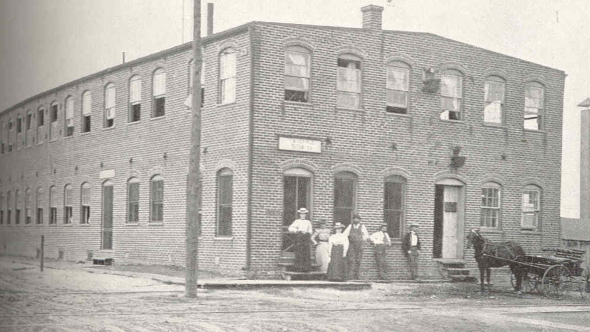 Button Factory, Muscatine, Iowa
Subject: Shell industry and trade, Pearl button industry, Muscatine (Iowa)
Geographic Subject: United States--Iowa--Muscatine
Tag: Shellfish