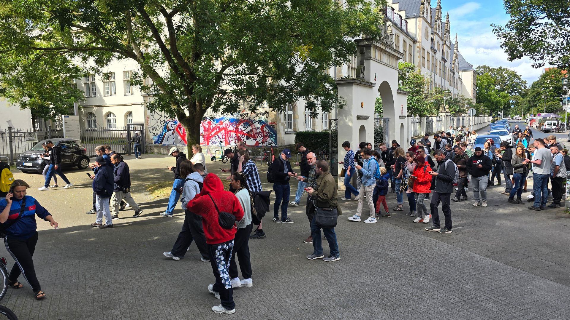 Pokémon Go-Spielende an der Callinstraße Ecke Hahnenstraße in der Nordstadt von Hannover; die spontan gebildete Gruppe begab sich nach der Entdeckung eines im virtuellen Raums zu entdeckenden Monsters zurück in den Welfengarten ...