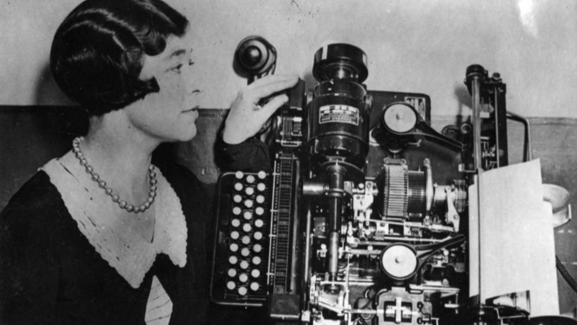 For documentary purposes the German Federal Archive often retained the original image captions, which may be erroneous, biased, obsolete or politically extreme. Fernschreibmaschine mit Telefonanschluss
Die neue Fernschreibmaschine, die Stenotypistin für g