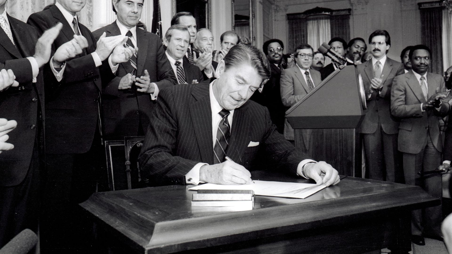 File:President Ronald Reagan Bob Dole, Orrin Hatch, Bob Michel, Howard Baker, George Bush William French Smith, Joseph Biden, Charles Mathias, Edward Kennedy, Melvin Bradley and Thelma D - DPLA - 11807661b1a45147a968179381357ac3.jpg