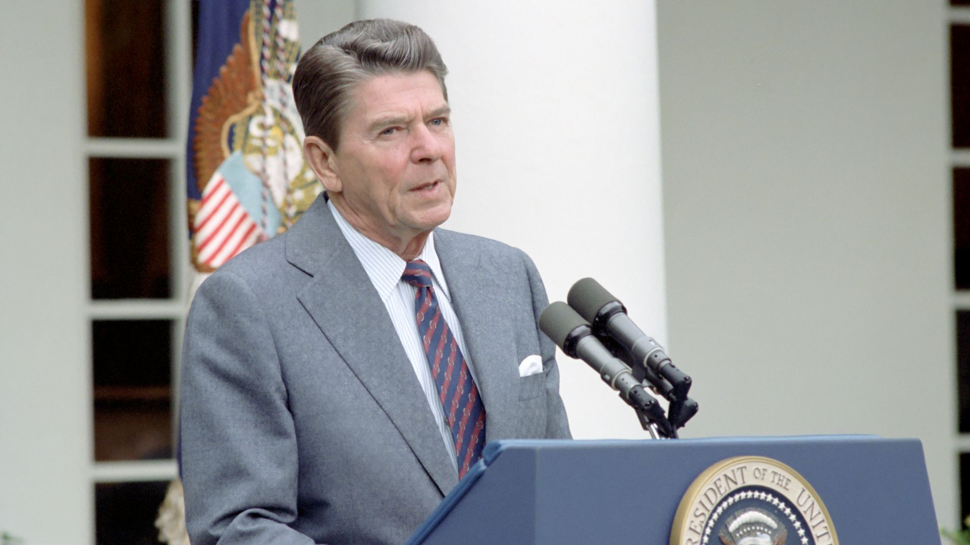 File:President Making a Statement to The Press Regarding The Air Traffic Controllers Strike Patco in Rose Garden - DPLA - e088ac348a2b5dabd923ef04686f2169.jpg