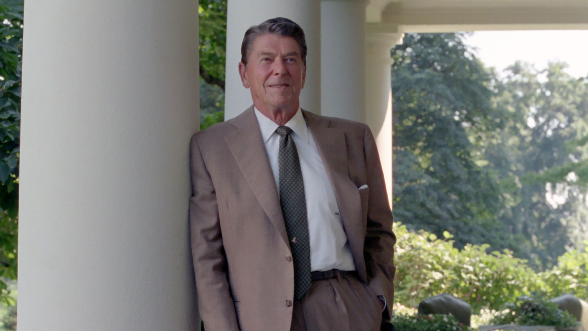 File:President Ronald Reagan Posing on The White House Colonnade - DPLA - 25f53b37fe5ec75995494907f0c94ea2.jpg