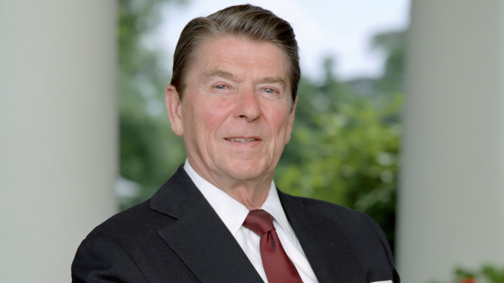 File:Official Portrait of President Ronald Reagan on The Oval Office Patio - DPLA - cc46de0e402410eb329ead7ad54b6982.jpg