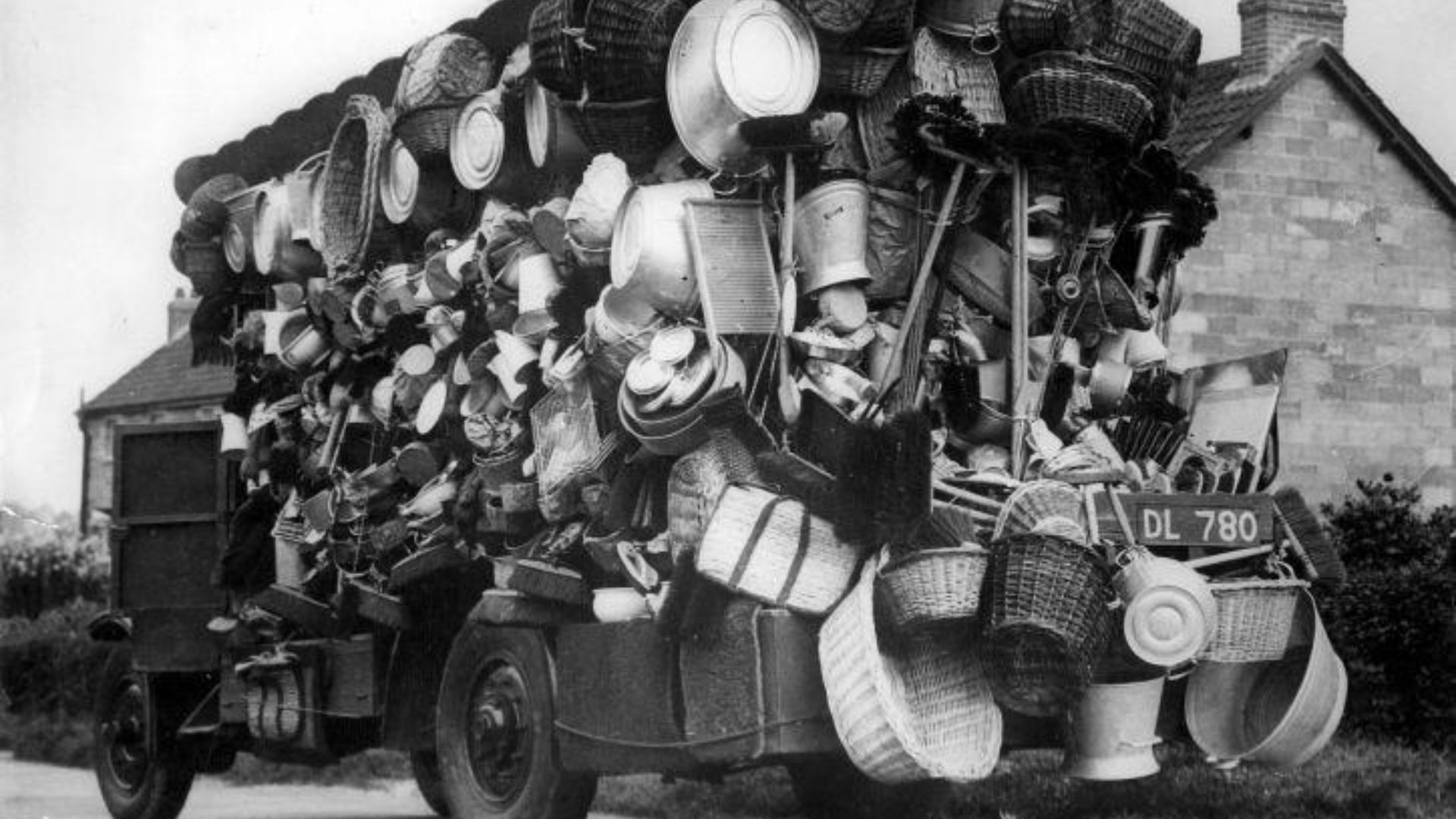 Nationaal Archief / Spaarnestad Photo, SFA001003847
Auto van gemotoriseerde marskramer is overladen met potten, pannen, manden en nog veel meer huishoudelijke artikelen, Nederland, jaren '30.
Car of a peddler. The Netherlands, 1930 's.
Collectie Spaarnest