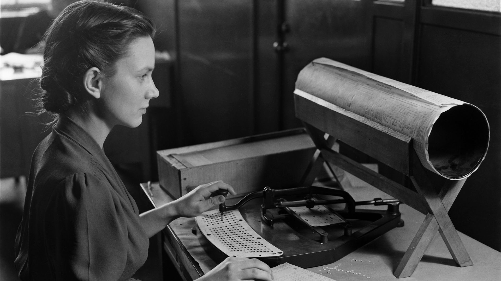 File:Card puncher - NARA - 513295.jpg