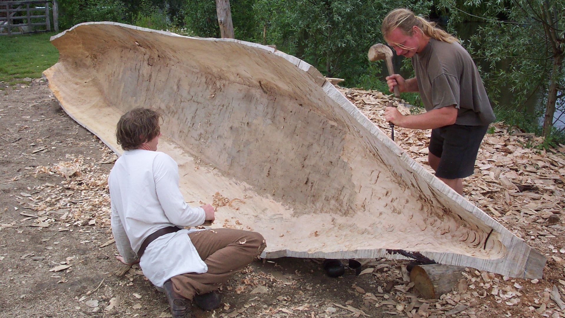 Building of a 10 meters (33 feet) seagoing dugout canoe