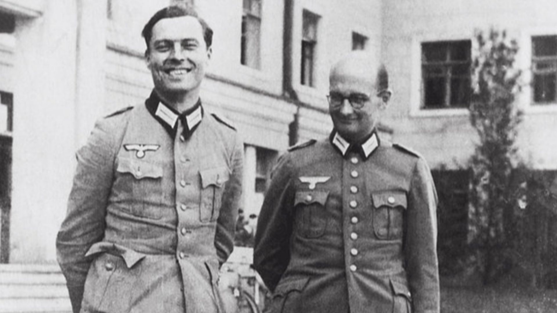 Oberst i.G. Claus Schenk Graf von Stauffenberg (links) und Oberst i.G. Albrecht Ritter Mertz von Quirnheim (rechts)